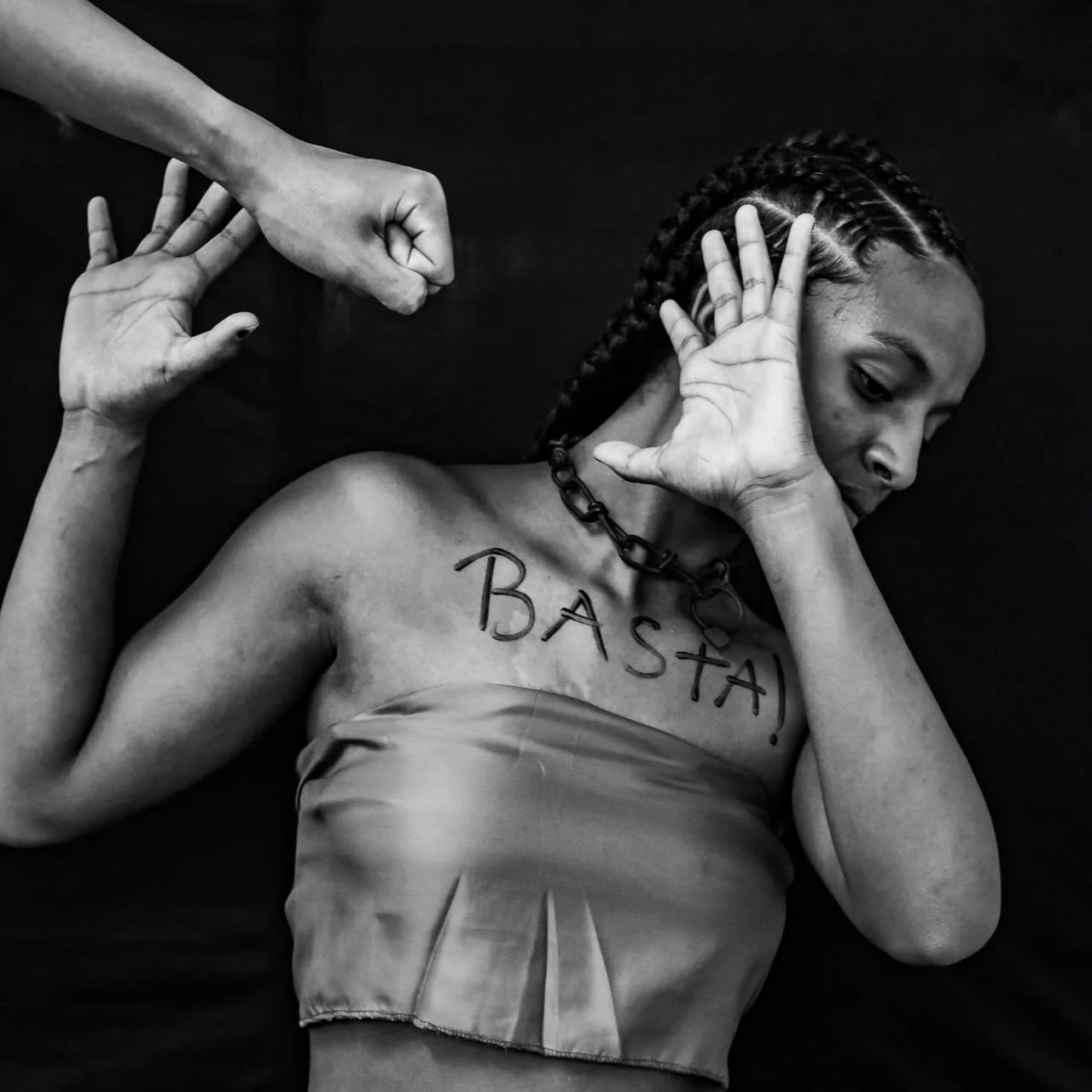 Retrato conceitual com a palavra Basta e gestos que representam violência
