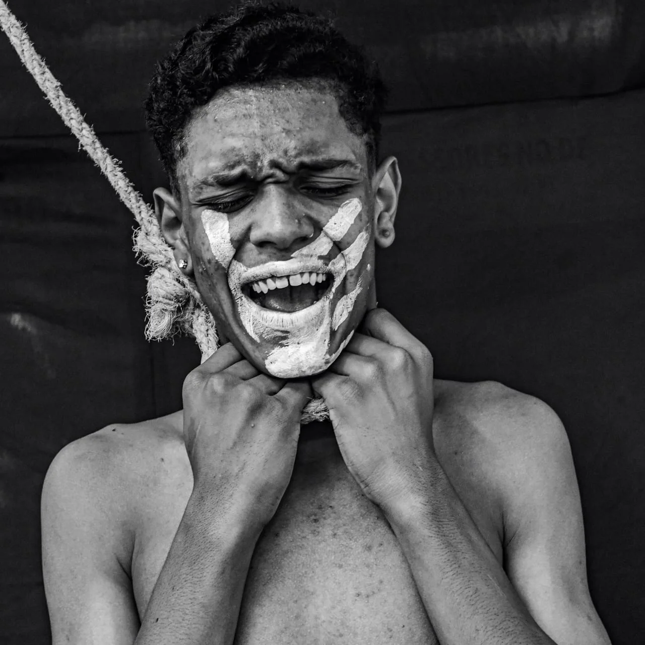 Jovem expressa um grito em retrato conceitual sobre opressão