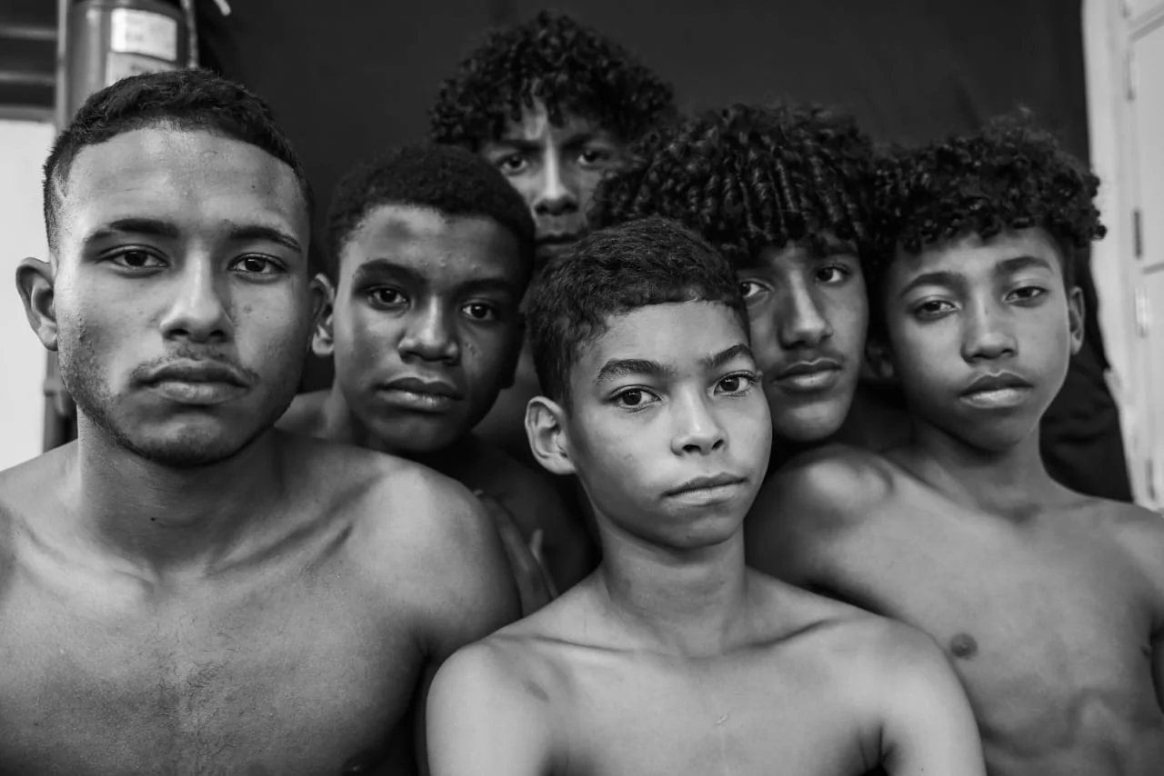 Grupo de jovens negros encara a câmera em um retrato coletivo
