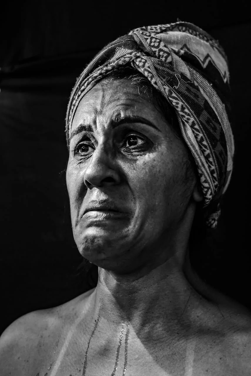 Mulher com turbante chora em um retrato de grande intensidade emocional